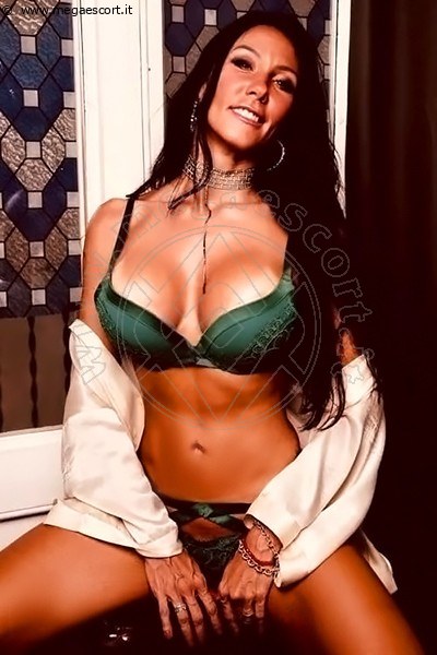 Darcey  ISERNIA 3272719957